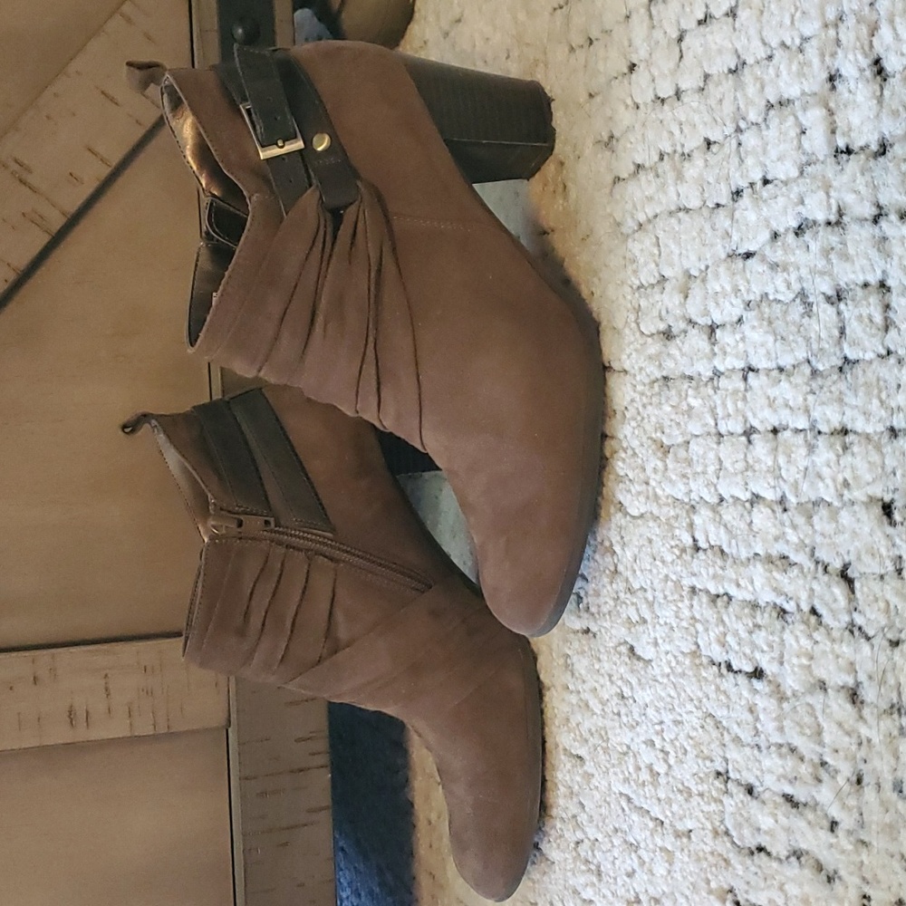 Women's heeled bootie